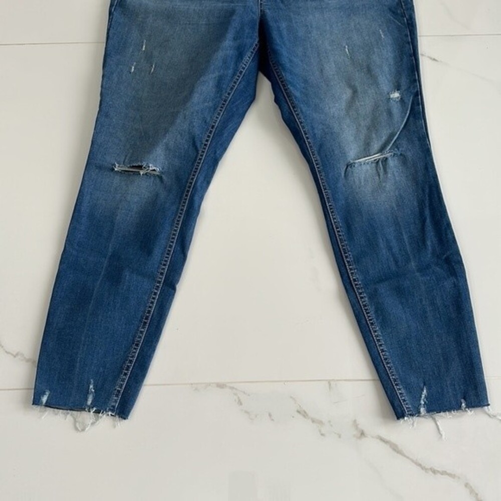 Old Navy Rockstar Super-Skinny Distressed Ripped Cut-Off Ankle Jeans Women Sz 16 - Picture 5 of 9